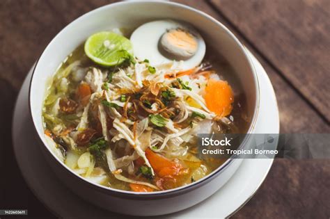  Soto Banjar! Een overheerlijk gerecht vol textuur en verfijnde smaken