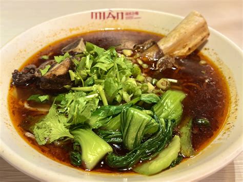  Spicy Qianwei Beef Noodles! A Symphony of Bold Chili Flavors and Delicate Beef Tenderness