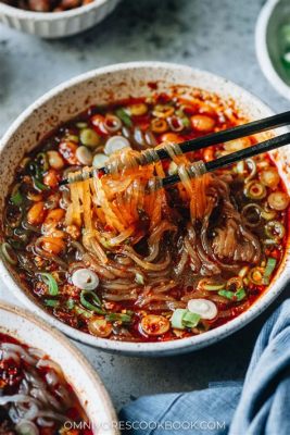  Suan La Tang Mian: Een pittig en hartig avontuur van noodles met een zure saus!