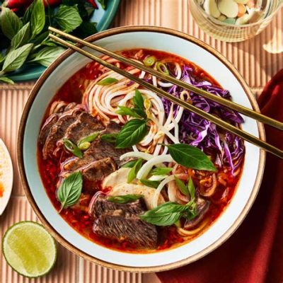 Bún Bò Huế: Een pikante kruidensoep met sappige rundvleesnoedels en een vleugje citrus!