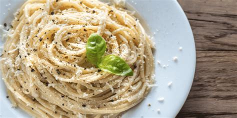  Cacio e Pepe: Een romige, peperfrequente ode aan de eenvoudige elegantie van Romeinse keuken!