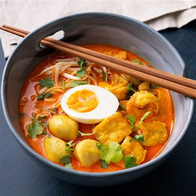  Curry Laksa: Een romig, kruidig avontuur dat je smaakpapillen zal ontwaken!