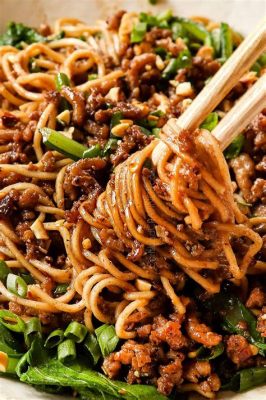  Dandan Mian: Een Pittige en Umami Rijke Noodle Soep die je Zintuigen Prikkelt!