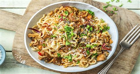   Gebraden Zeevruchten Noodles: Een Smaakvolle Dans van Zoet en Pikant!