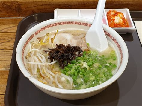  Hakata Ramen: Een Verrukkelijke Sliertensoep met een Romige Varkensbouillon!