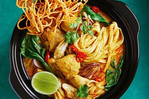  Khao Soi: Een Romige Curry-Explosie met Knapperige Mieën en Zesty Limesap!