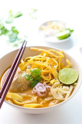  Khao Soi: Een Romige Curry Soep met Knapperige noedels en een Zachtzoete Pindasaus!