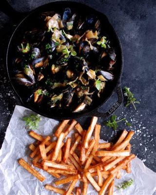  Moules-Frites: Een Zilte Ontdekking met Een Heerlijk Krijsend Contraatje