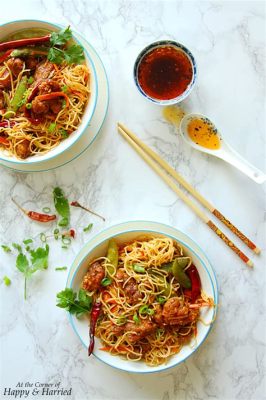  Mung Bean Noodles met Gekruide Kip en Pittige Szechuan Saus: Een Fusie van Comfort en Brandende Sensaties?