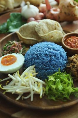  Nasi Kerabu: Een Kruidige Sensatie van Rauwe Groenten en Gepaste Smaak!