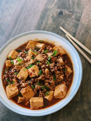  Neijiang Mapo Tofu:  Een pittige explosie van smaak en textuur!