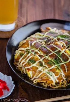  Okonomiyaki: Een overheerlijk gerecht vol rijke smaken en knapperige textuur!