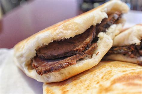  Rou Jia Mo: De Zachtst Gebakken Flatbread en Het Rijkste Varkensvlees in Xi'an!