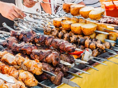  Shashlik! Een Ontzettend Lekkere Spies Van Gegrilld Vlees Met De Pittige Frisheid Van Kruiden En Groenten.