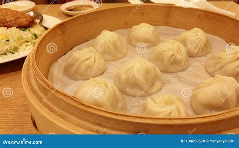  Shenyang Xiao Long Bao: Een Ontbijt vol Sprankelende Smakelijkheid en Heerlijke Verrassingen!