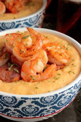  Shrimp & Grits -  Een Romige Zuidelijke Klassieker met Pittige Ingrediënten!