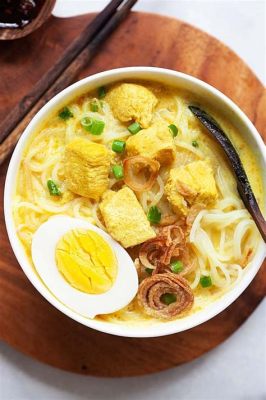  Soto Ayam: Een Romige Kokos-Broodjevol smaken en Texturen met een Pittige Twist!