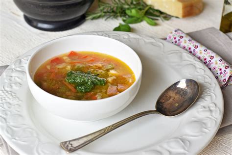  Soupe au Pistou: Een Romige, Kruidige Soep die Zomers Marseille Verwarmt!