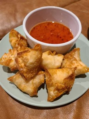  Spicy Crab Rangoon: Een onweerstaanbare combinatie van knapperig gefrituurde deeg en romige krabvulling!