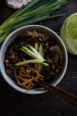   Tangshan Zhajiangmian: Een Smaakt Explosie van Pittig Zoet en Umami Goodness!