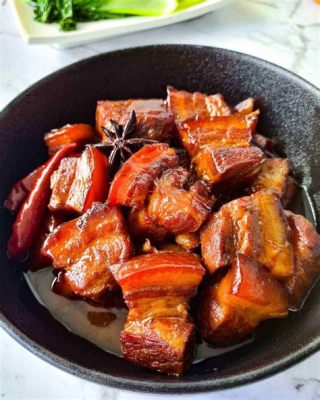   Tongling Braised Pork Belly: Een zachte, aromatische spektakel dat je smaakpapillen zal verwennen!