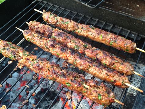  Turpans Griddled Lamb Kebabs: Een ontdekkingsreis van sappig gegrild vlees naar de frisse zuren van lokale kruiden!