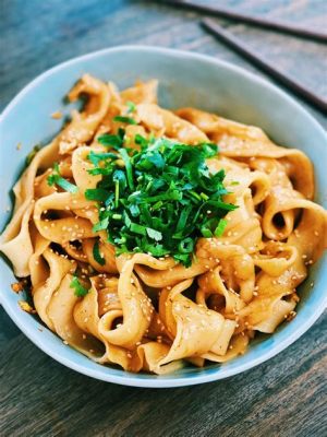  Zhangye Hand-Ripped Noodles: Een Smaakvolle Dans van Kruiden en Texturen!